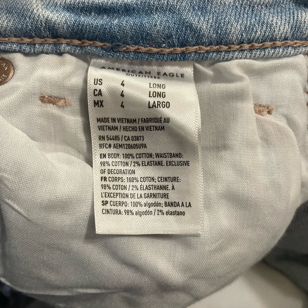 American Eagle Distressed Mom Jeans Size 4 Long Light Wash Blue Denim Staple - Picture 6 of 7